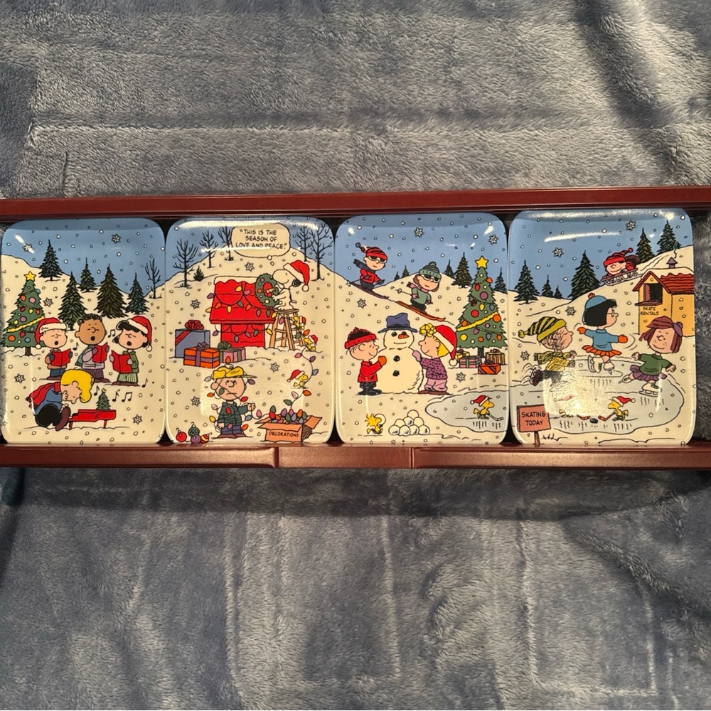 Danbury Mint Christmas with Charlie Brown 4 Plate Set with Cherrywood Stand